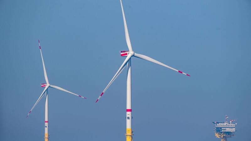 Behörde versteigert Windpark-Rechte für drei Milliarden Euro Die Nachfrage nach Offshore-Windrechten steigt. Rund 120 Kilometer nordwestlich von Helgoland sollen zwei neue Windparks entstehen.
