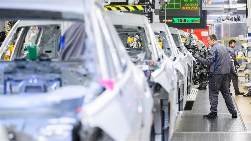 Die Nachfrage nach Verbrenner sinkt. Daher werden Sonderschichten im VW-Stammwerk Wolfsburg gestrichen. (Archivbild)