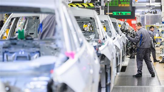 Die Nachfrage nach Verbrenner sinkt. Daher werden Sonderschichten im VW-Stammwerk Wolfsburg gestrichen. (Archivbild)