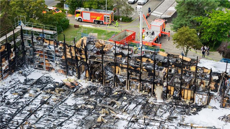 Schaden in Millionenhöhe bei Turnhallenbrand in Hannover Die Nachlöscharbeiten dauern weiter an.