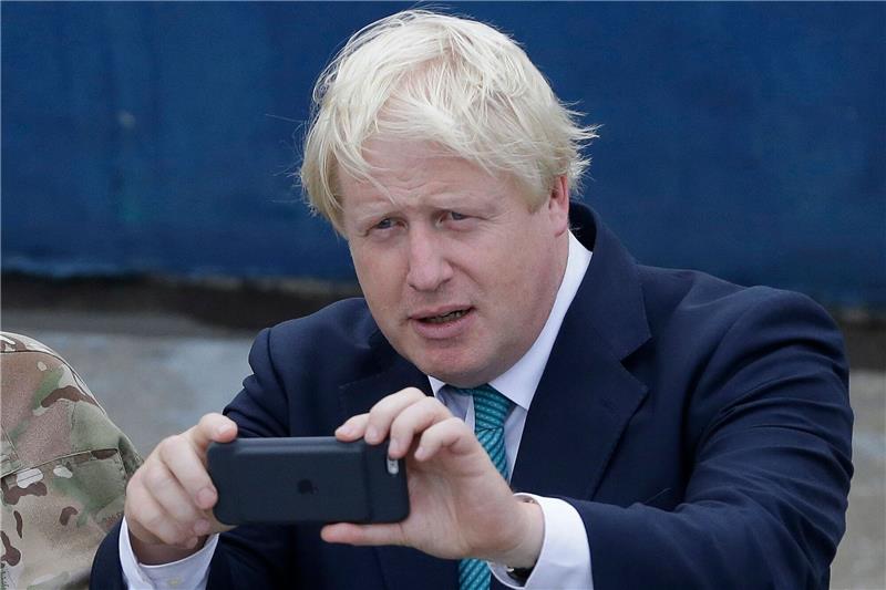 WhatsApp-Streit: Johnson erhöht Druck auf Regierung Die Nachrichten auf dem Handy von Boris Johnson sind von großem Interesse.