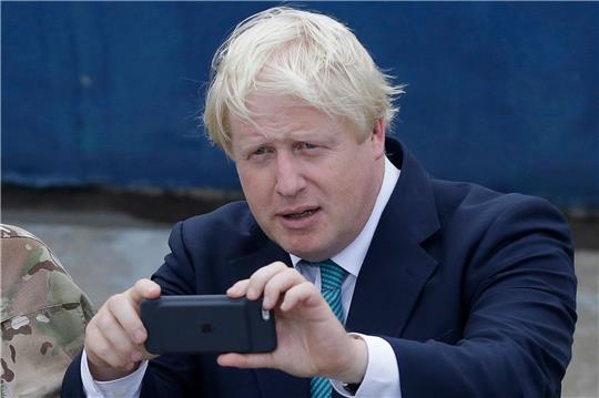 Die Nachrichten auf dem Handy von Boris Johnson sind von großem Interesse.
