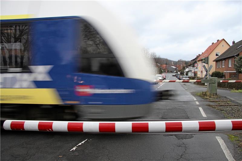 Die Nachteile der Bahnstrecke Bad Harzburg-Hannover erleben die Othfresener vor den geschlossenen Schranken, ohne von den Vorteilen der Verbindung profitieren zu können. Archivfoto: Kühlewind