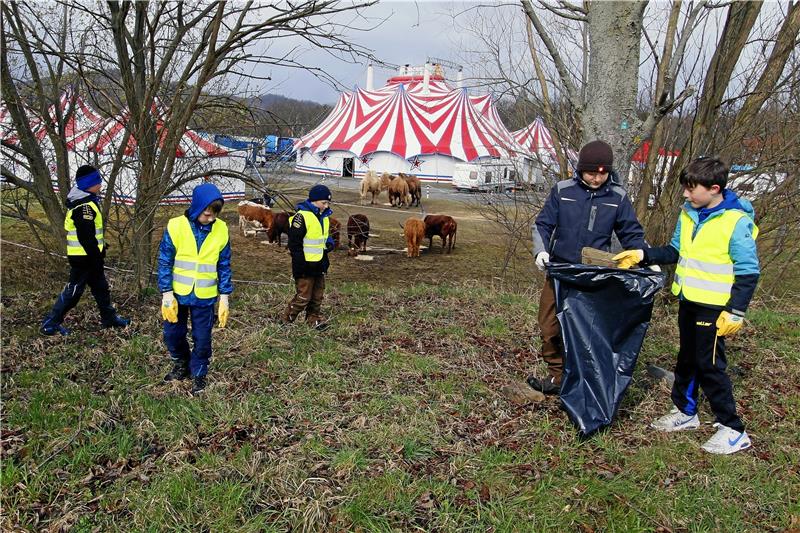 2130 Menschen helfen beim Müllsammeln in Goslar Die Nachwuchskicker des Goslarer Sportclubs haben das Osterfeld , auf dem gerade ein Zirkus gastiert, von Unrat befreit. Fotos: Epping