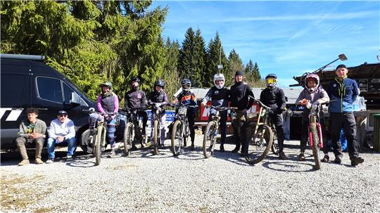 Die Nachwuchssportler mit Trainern, Organisatoren und Sponsoren.