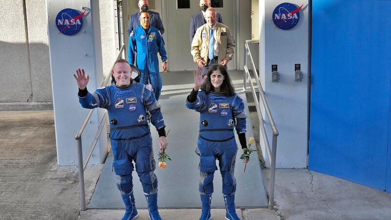 Die Nasa-Astronauten Butch Wilmore (l) und Suni Williams kurz vor dem Start in  Cape Canaveral zu gehen.