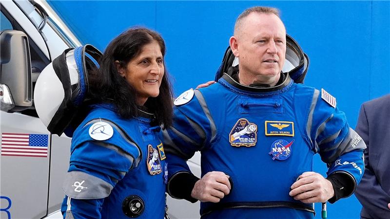 Die Nasa-Astronauten Suni Williams (l) und Barry ‚Butch‘ Wilmore
