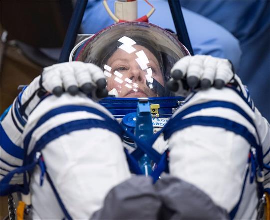 Die Nasa-Astronautin Tracy Dyson lässt den Druck ihres Sokol-Anzugs überprüfen.