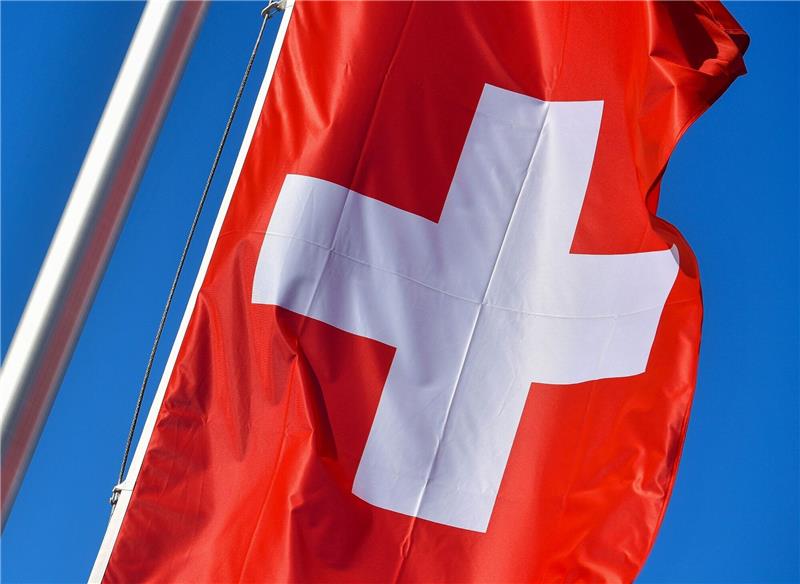 Chemieunfall in Zürich: Hunderte in Sicherheit gebracht Die Nationalflagge der Schweiz weht vor blauem Himmel. In Zürich kam es zu einem gefährlichen Zwischenfall.