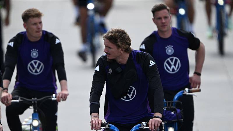Die Nationalspieler kamen mit dem Fahrrad zum ersten Training. 