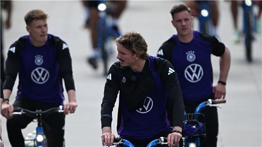 Die Nationalspieler kamen mit dem Fahrrad zum ersten Training. 