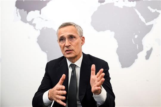 Die Nato-Mitgliedschaft der Türkei wegen der jüngsten Entwicklungen infrage zu stellen, lehnt der Norweger vehement ab. «Die Nato würde eine schwächere Allianz sein, und wir alle würden unsicherer sein ohne die Türkei als Verbündeten», sagt Jens Stoltenberg.