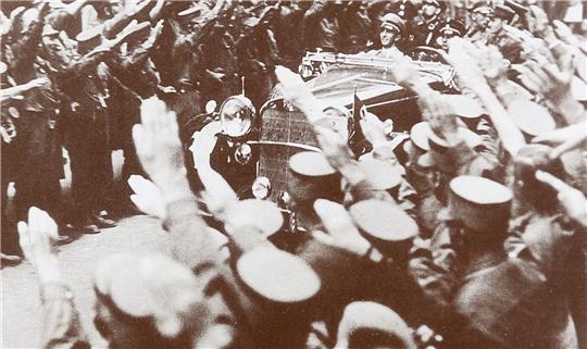 Die Nazis kommen auch in Goslar nicht durch die Hintertür: 1934 bereiten die Menschen Propagandaminister Dr. Joseph Goebbels auf der damals schon in Adolf-Hitler-Straße umbenannten Rosentorstraße einen jubelnden Empfang. Foto: Oskar Rögener/Archiv Geyer; Repro: Kusian-Müller