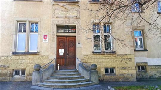 Die Nebenklägerin wurde Abends von dem Täter abgepasst und bedroht.