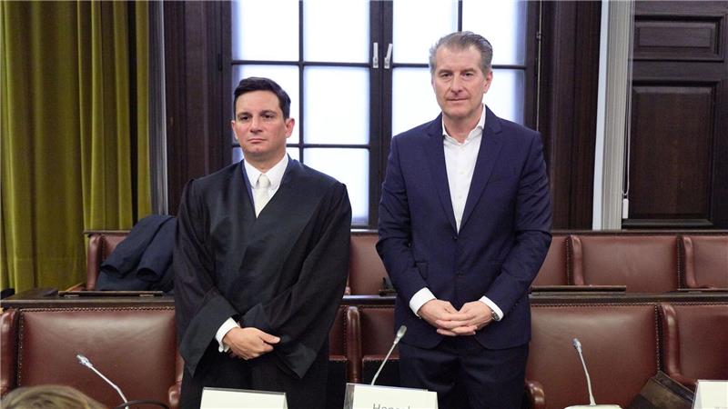 Die Nebenklage kritisiert die fachlichen Stellungnahmen des Psychologen als „wissenschaftlich völlig haltlos“.