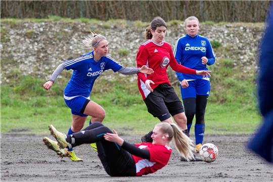 Die Neiletalerin Isabell Falkenberg liegt auf dem Hartplatz, Mitspielerin Jana Kahle sichert vor der heranstürmenden Broistedterin Mary-Lou Rissland den Ball. Ein später Gegentreffer kostet den SV am Ende wie in der Vorwoche Punkte. Foto: Drechsler