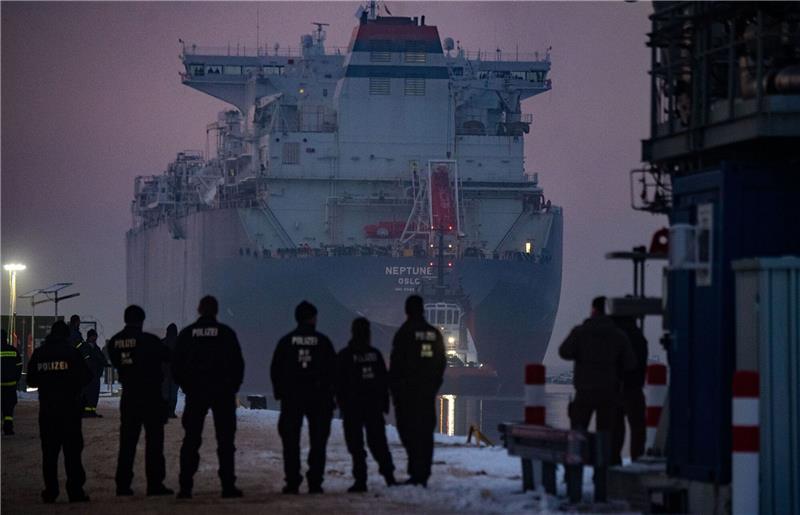 Die «Neptune» fährt in den Hafen von Lubmin. Das Spezialschiff kann LNG aufnehmen, erwärmen und gasförmig machen.