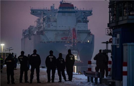 Die «Neptune» fährt in den Hafen von Lubmin. Das Spezialschiff kann LNG aufnehmen, erwärmen und gasförmig machen.