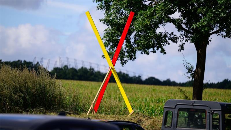 Neue Bahnstrecke soll Nord-Süd-Verkehr beschleunigen Die Neubaustrecke ist seit Jahren umstritten, auf diesem Hof steht ein Kreuz als Zeichen des Protests. (Archivbild)