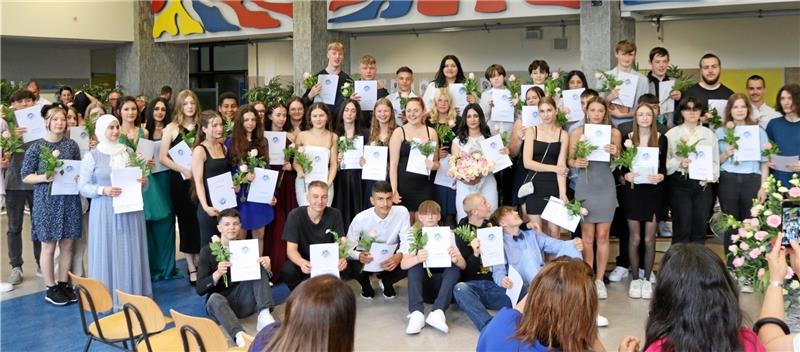 Entlassfeier in Schladen: Ein besonderer Moment im Schulleben Die Neunt- und Zehntklässler feiern bei der „Entlassungsfeier“ ihren an der Werla-Schule in Schladen erworbenen Abschluss und den baldigen Beginn ihres nächsten Karriereschritts. Während einige noch einen höheren Schulabschluss anstreben, beginnen andere demnächst ihre Berufsausbildung. Foto: Jambrek