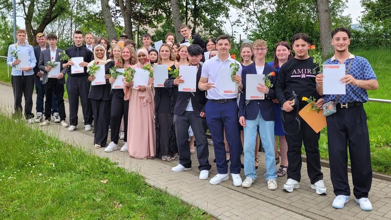 Clausthaler Haupt- und Realschüler feiern ihren Abschluss Die Neunt- und Zehntklässler halten ihre Zeugnisse in den Händen.