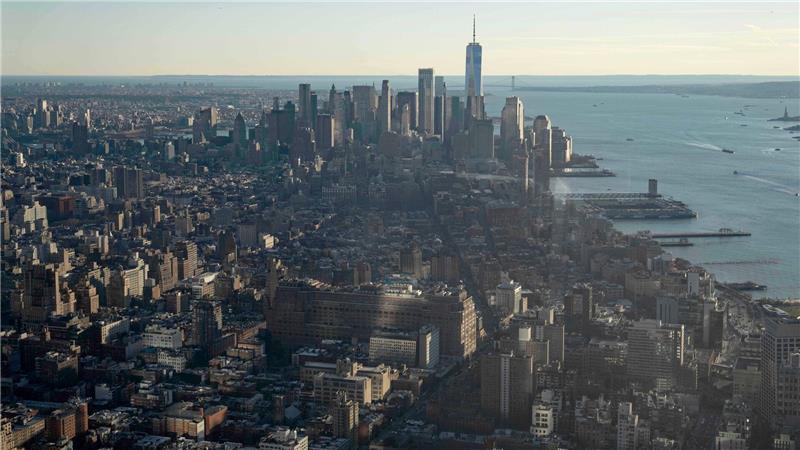 Die New Yorker Feuerwehr kämpft gegen einen Brand in einem Hochhaus in der Bronx. (Illustration)