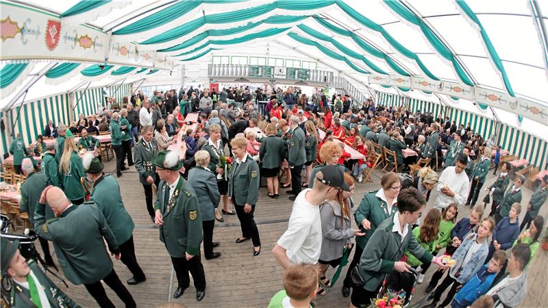 Volks- und Schützenfest in Langelsheim startet am Freitag Die Niedersachsenhalle wird auch zur Jubiläumsaugabe des Volks- und Schützenfestes wieder rappelvoll sein. Archivfoto: Neuendorf