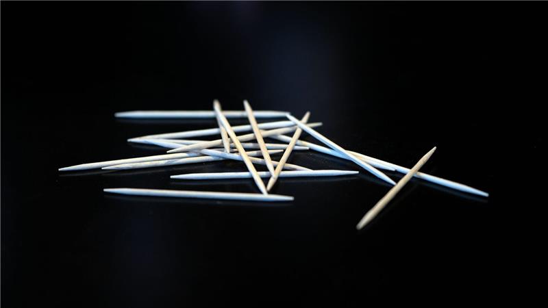 Die Nikotinprodukte sind optisch kaum von normalen Zahnstochern wie diesen zu unterscheiden.  (Symbolbild)