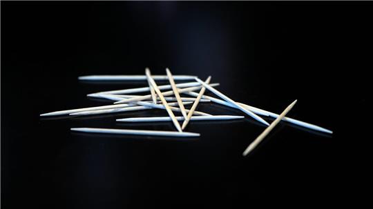 Die Nikotinprodukte sind optisch kaum von normalen Zahnstochern wie diesen zu unterscheiden.  (Symbolbild)