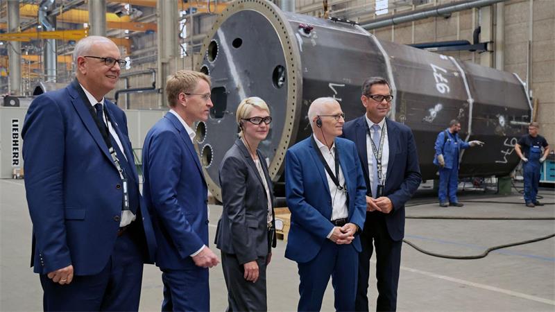 Die Nord-Regierungschefs besuchten den Standort von Liebherr in Rostock.