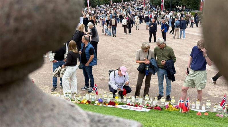 Gesichter der Trauer: So erinnern sich Norweger an Harald Die Norweger zieht es in diesen Tagen aus allen Richtungen zum Schlossplatz.