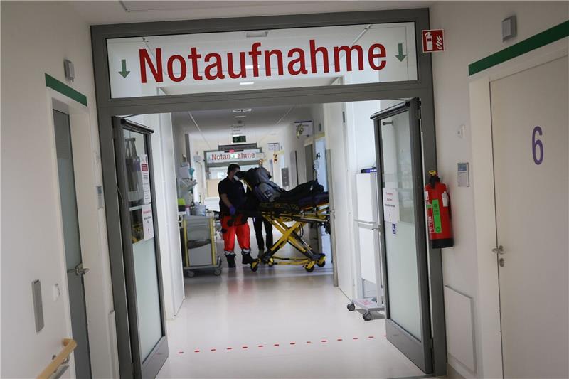 Überfüllte Notaufnahmen: Notfall-Reform von Lauterbach Die Notaufnahmen sollen künftig in neuen Integrierten Notfallzentren aufgehen. Pro 400.000 Einwohnerinnen und Einwohner soll es laut Gesundheitsminister Lauterbach ein Zentrum geben.