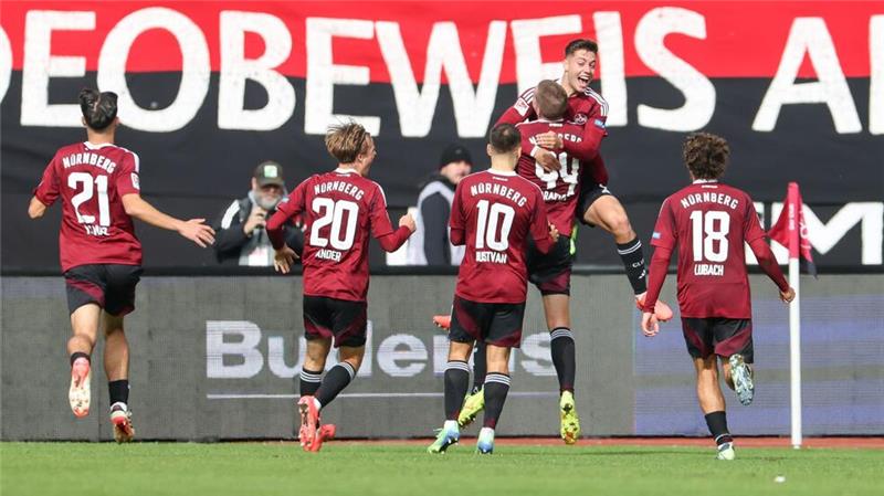 Klose gelingt mit Nürnberg wichtiger Comeback-Sieg Die Nürnberger Spieler bejubeln das Siegtor zum 3:2.