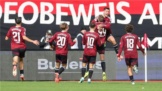 Die Nürnberger Spieler bejubeln das Siegtor zum 3:2.