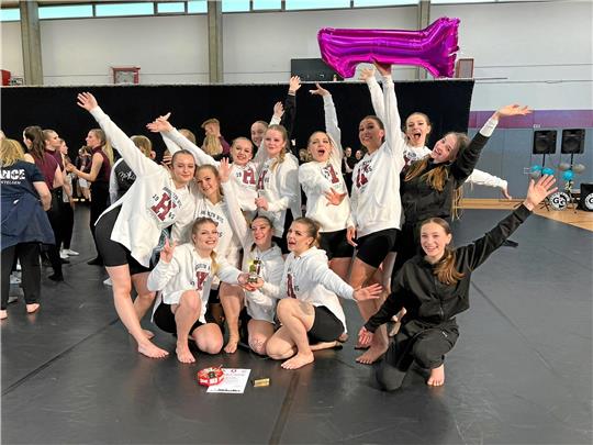 Die Nummer 1 der Oberliga kommt aus Goslar: Die J.E.T.-Legs des MTV Goslar bejubeln in Hamburg Turniersieg, Meisterschaft und Aufstieg in die Regionalliga im Jazz- und Modern Dance. Foto: Privat