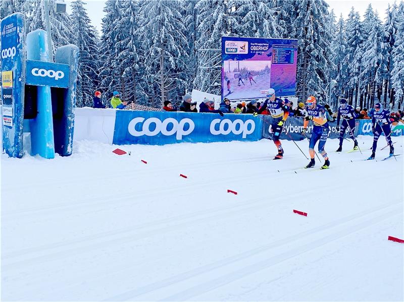 Doerks holt beim Debüt gleich Weltcup-Punkte Die Nummer 61 bringt Glück: Jan-Friedrich Doerks (l.) holt in Oberhof mit Rang 26 im Massenstart die ersten Weltcup-Punkte. Foto: Schirrmeister