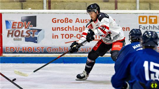 Eishockeyspieler Regan Nagy von den Harzer Falken spielt den Puck.