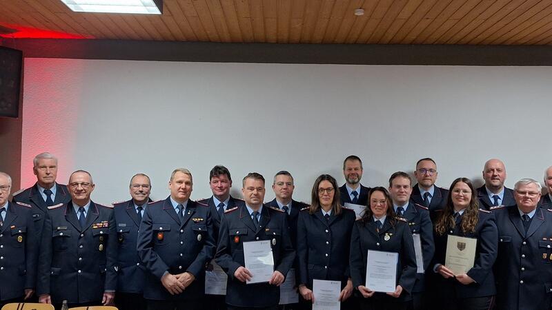 Die Oberbürgermeisterin Urte Schwerdtner (rechts) mit den Geehrten und Ehrenden der Ortsfeuerwehr Lengde. Foto: Hohaus