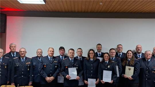 Die Oberbürgermeisterin Urte Schwerdtner (rechts) mit den Geehrten und Ehrenden der Ortsfeuerwehr Lengde. Foto: Hohaus