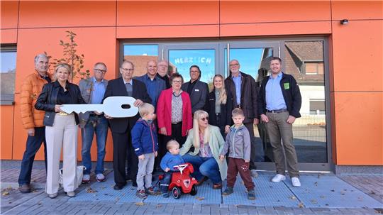 Die Oberbürgermeisterin erhält vom Architekten den überdimensionalen Schlüssel für die neue Krippe in Wiedelah.