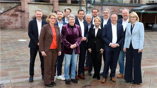 Die Oberbürgermeisterinnen und Oberbürgermeister mit Ministerpräsident Olaf Lies (SPD, 6. v.l.).