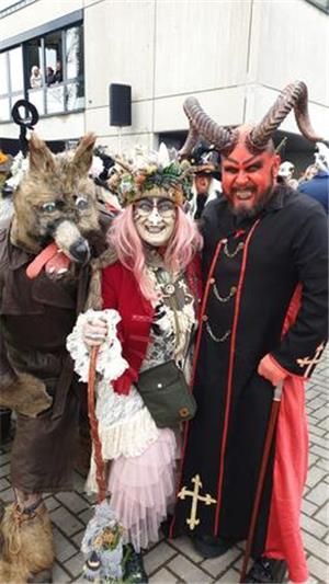 Lösegeldforderung: Oberhexe wird in Weiler am Rhein entführt Die Oberhexe, der Oberteufel und der Wolf führen die Delegation der Wolfshäger Hexenbrut an.