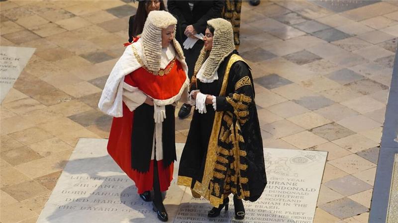Die Oberste Richterin The Right Honourable Baroness Carr of Walton-on-the-Hill (l) und Justizministerin Shabana Mahmood stehen in der Westminster Abbey in London.