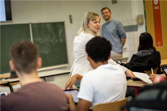 Die Oberstufenschülerin Gina Marie Wiethege spielt im Rahmen des Projekts Rollenwechsel einen Tag lang Lehrer.