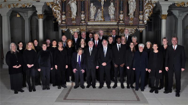 Die Ökumenische Kantorei unter Leitung von Arno Janssen (r.) probt seit Anfang des Jahres für die Bach-Messe.