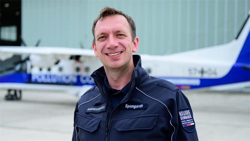 Öljäger fliegen seit 40 Jahren – weniger Meeresverschmutzung Die Öl-Überwachungsflüge hätten eine abschreckende Wirkung auf potenzielle Umweltsünder, sagt der Sprecher des Havariekommandos Benedikt Spangardt. (Archivbild)