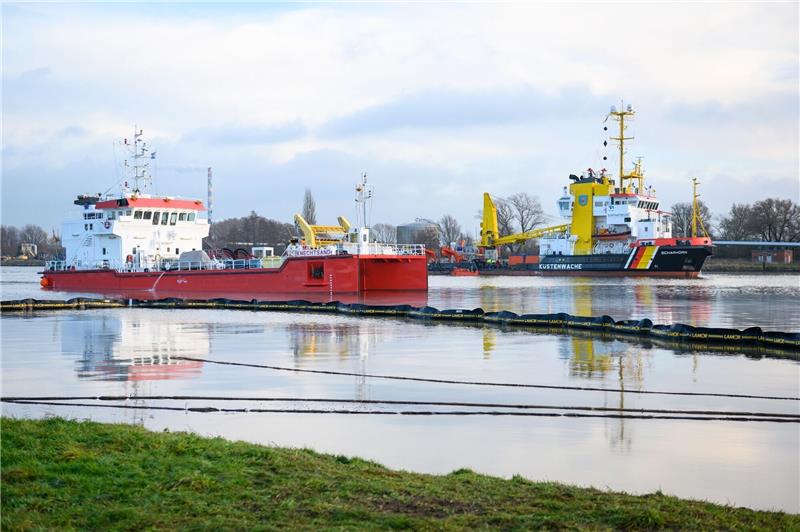 Nord-Ostsee-Kanal voraussichtlich bis Samstag gesperrt Die Ölbekämpfungsschiffe sind rund um die Uhr im Einsatz.