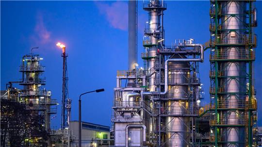 Die Ölraffinerie PCK in Schwedt bezieht kein russisches Öl mehr, erhält aber über die durch Russland verlaufende Druschba-Pipeline Öl aus Kasachstan. (Archivbild)