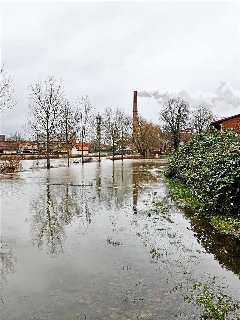 Schladen: Arbeitskreis Hochwasserschutz wieder aktiviert Die Oker hatte sich im Dezember vergangenen Jahres ziemlich breit gemacht in Schladen. Hier der Blick in Richtung der Zuckerfabrik. Archivfoto: Hohaus