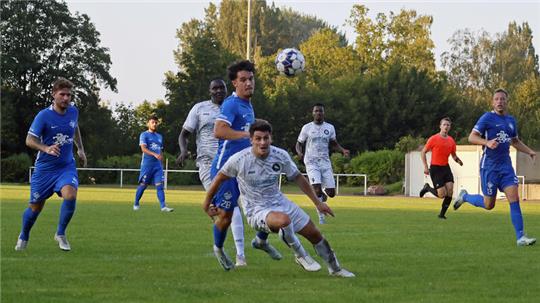 Die Okeraner Aguero Joe, Kadir Ilica und Michel Grah (v.l.), hier im Spiel gegen den VfL Salder, blicken dem Derby mit der TSG Bad Harzburg optimistisch entgegen, auch wenn es für Aguero vielleicht nicht für einen Einsatz reicht. 